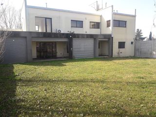 Casa en venta - 3 dormitorios 4 baños 2 cocheras - 600mts2 - José Hernández