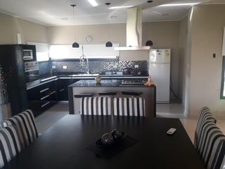 Casa en venta - 3 dormitorios 4 baños 2 cocheras - 600mts2 - José Hernández