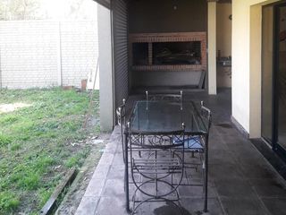 Casa en venta - 3 dormitorios 4 baños 2 cocheras - 600mts2 - José Hernández