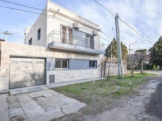 Casa en alquiler - 5 dormitorios 5 baños - 230mts2 - Manuel B Gonnet, La Plata