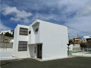Foto 4 de CASA  AMPLIA EN URB MANTA BEACH, MANTA