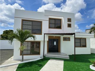 Foto 1 de CASA  AMPLIA EN URB MANTA BEACH, MANTA