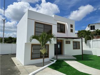 Foto 3 de CASA  AMPLIA EN URB MANTA BEACH, MANTA
