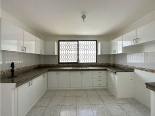 Foto 10 de CASA  AMPLIA EN URB MANTA BEACH, MANTA