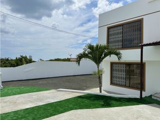 Foto 7 de CASA  AMPLIA EN URB MANTA BEACH, MANTA