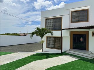 Foto 6 de CASA  AMPLIA EN URB MANTA BEACH, MANTA