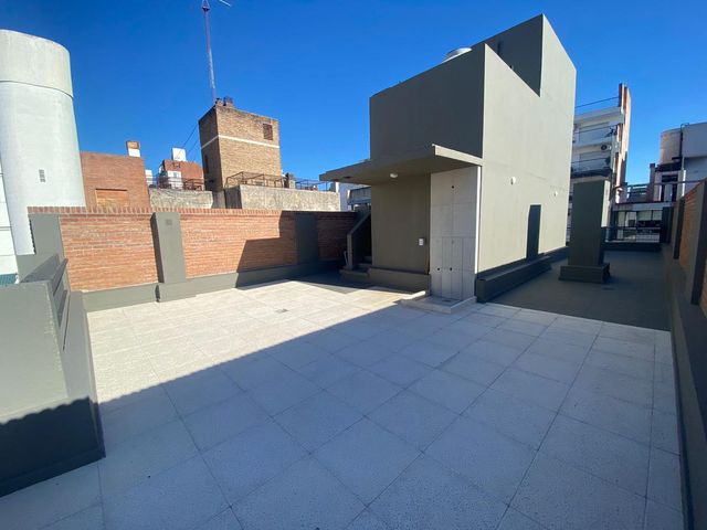 ALQUILER - Departamento 2 dormitorios, Balcón y Parrillero - Martin, Rosario.