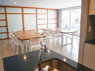 venta departamento de 3 dormitorios con balcón, cochera y amenities en Moreno al 800  zona Centro