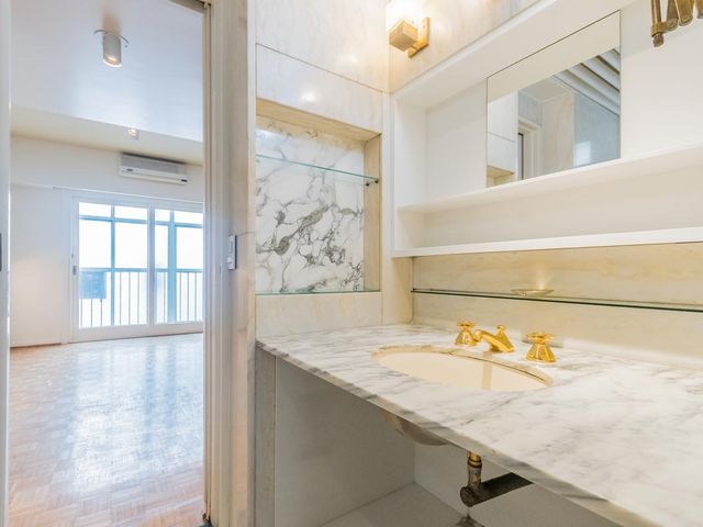 Departamento de 7 ambientes con dependencia y balcón corrido en venta - cochera - Recoleta