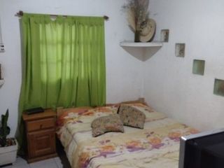 VENDE CASA SUBDIVIDIDA CON PATIO Y ENTRADA DE AUTOS!