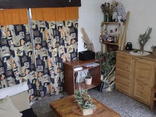 VENDE CASA SUBDIVIDIDA CON PATIO Y ENTRADA DE AUTOS!