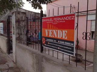 VENDE CASA SUBDIVIDIDA CON PATIO Y ENTRADA DE AUTOS!