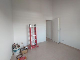 Foto 2 de EXCELENTE PH PLANTA ALTA A ESTRENAR CON ENTREPISO, HABITACIÓN, COCINA COMEDOR Y BAÑO COMPLETO CON DUCHA.