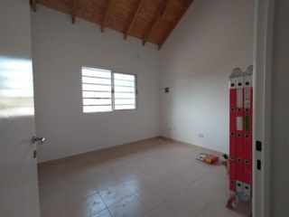 Foto 3 de EXCELENTE PH PLANTA ALTA A ESTRENAR CON ENTREPISO, HABITACIÓN, COCINA COMEDOR Y BAÑO COMPLETO CON DUCHA.