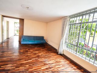 Inversión casa para remodelar, en excelente zona de San Isidro, 6 dormitorios, amplio jardin