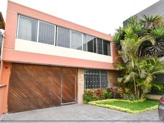 Inversión casa para remodelar, en excelente zona de San Isidro, 6 dormitorios, amplio jardin