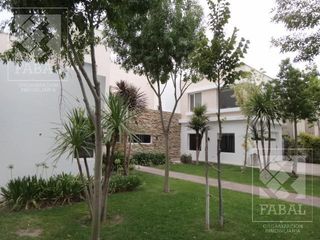 Casa venta barrio privado Los Olivos, Centenario, 5 dormitorios, jardín, pileta y parrilla
