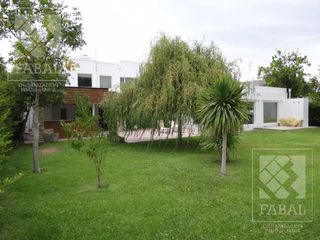 Casa venta barrio privado Los Olivos, Centenario, 5 dormitorios, jardín, pileta y parrilla