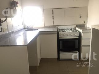Alquilo amplio loft con balcón, vista al frente
