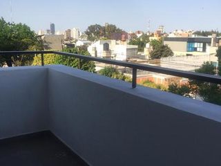 Alquilo amplio loft con balcón, vista al frente
