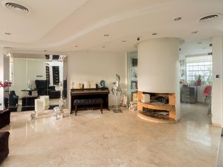 CASA SOBRE LOTE PROPIO CON JARDIN, PISCINA, SOLARIUM, QUINCHO Y PARRILLA EN VILLA URQUIZA VENTA