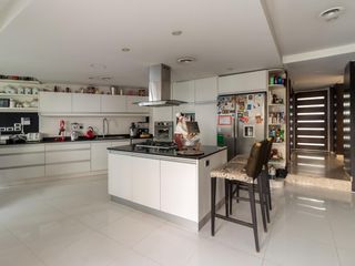 CASA SOBRE LOTE PROPIO CON JARDIN, PISCINA, SOLARIUM, QUINCHO Y PARRILLA EN VILLA URQUIZA VENTA