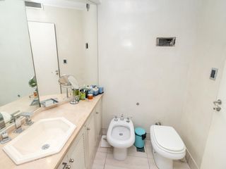 CASA SOBRE LOTE PROPIO CON JARDIN, PISCINA, SOLARIUM, QUINCHO Y PARRILLA EN VILLA URQUIZA VENTA