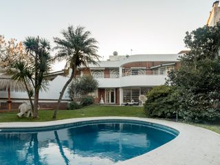 CASA SOBRE LOTE PROPIO CON JARDIN, PISCINA, SOLARIUM, QUINCHO Y PARRILLA EN VILLA URQUIZA VENTA