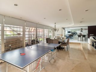 CASA SOBRE LOTE PROPIO CON JARDIN, PISCINA, SOLARIUM, QUINCHO Y PARRILLA EN VILLA URQUIZA VENTA