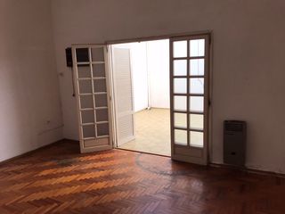 Uruguay al 1400 (Departamento de pasillo 1 dormitorio + comodín C/Patio)