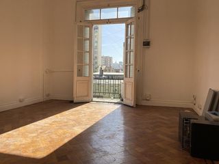 Casa de estilo  - 1000 m2 - 3 plantas - 2 locales - Terraza - Balcarce  y Pje. Giuffra, San Telmo