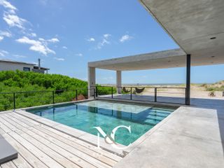 Casa en venta en Costa Esmeralda sobre la playa
