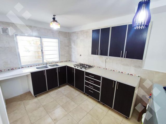 VENTA:  DUPLEX 3 DORM - C/BALCON Y COCHERA SEMI CUBIERTA