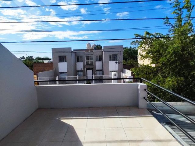 VENTA:  DUPLEX 3 DORM - C/BALCON Y COCHERA SEMI CUBIERTA