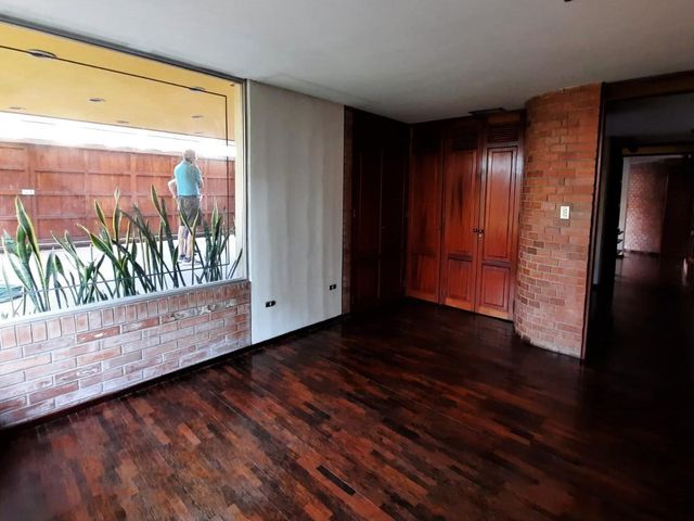 VENDO DEPARTAMENTO PRIMER PISO CON SÓTANO - CERCA AV. ARAMBURU - SURQUILLO