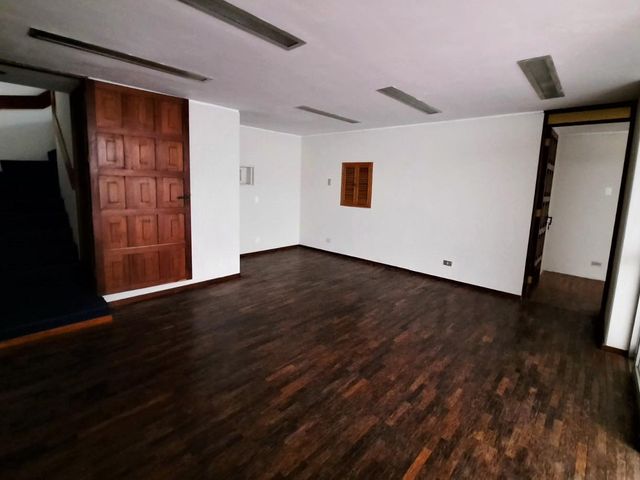 VENDO DEPARTAMENTO PRIMER PISO CON SÓTANO - CERCA AV. ARAMBURU - SURQUILLO