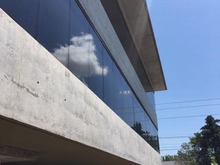 Lomas de San Isidro - Calle Uruguay -  Edificio de Oficinas Venta