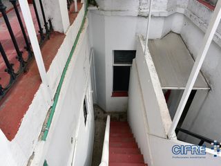 OPORTUNIDAD! PH de 2 ambientes con terraza, al frente, primer piso por escalera.