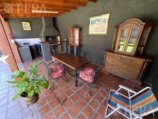 Venta casa de 4 ambientes con cochera y quincho en Villa Dominico