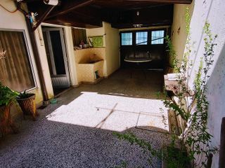 Casa de 3 ambientes con garage patio y terraza con dependencia (quincho/taller)