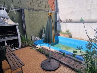 Venta casa 3 ambientes con local al frente y cochera en Quilmes