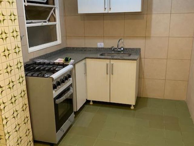 IMPECABLE Y AMPLIO TRES AMBIENTES CON BALCON . APTO PROF.