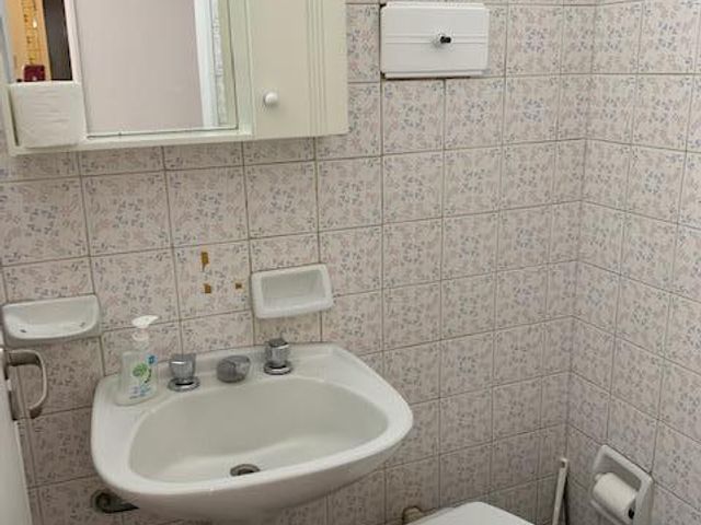 IMPECABLE Y AMPLIO TRES AMBIENTES CON BALCON . APTO PROF.