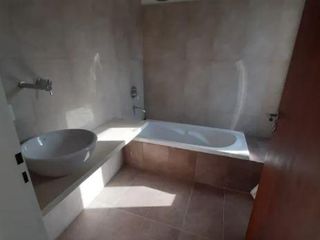 Casa en venta - 3 dormitorios 2 baños - cocheras - 100mts2 - San Carlos, La Plata