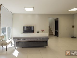 Casa en venta - 3 dormitorios 2 baños - Cochera - 198mts2 - La Plata