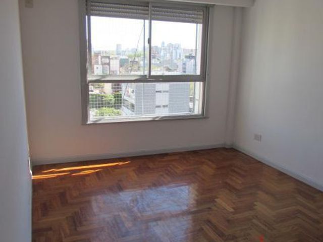 Coghlan (Rivera y Zapiola) - Semipiso 3 amb con COCHERA FIJA - suite - toilette c/ducha - muy luminoso.-