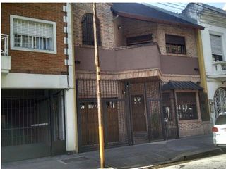 Excelente casa 5 amb , con garage 2 autos , patio y terraza con parrilla a metros de Av Rivadavia