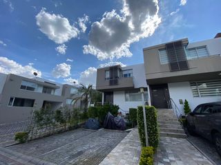 Casa en venta en San Juan alto de Cumbaya con patio y balcón en conjunto con piscina, seguridad24hs