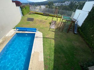 Casa en venta en San Juan alto de Cumbaya con patio y balcón en conjunto con piscina, seguridad24hs