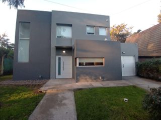 Foto 1 de VENTA CON PERMUTA CASA 3 AMB.BOSQUE.PRAMOS #324
